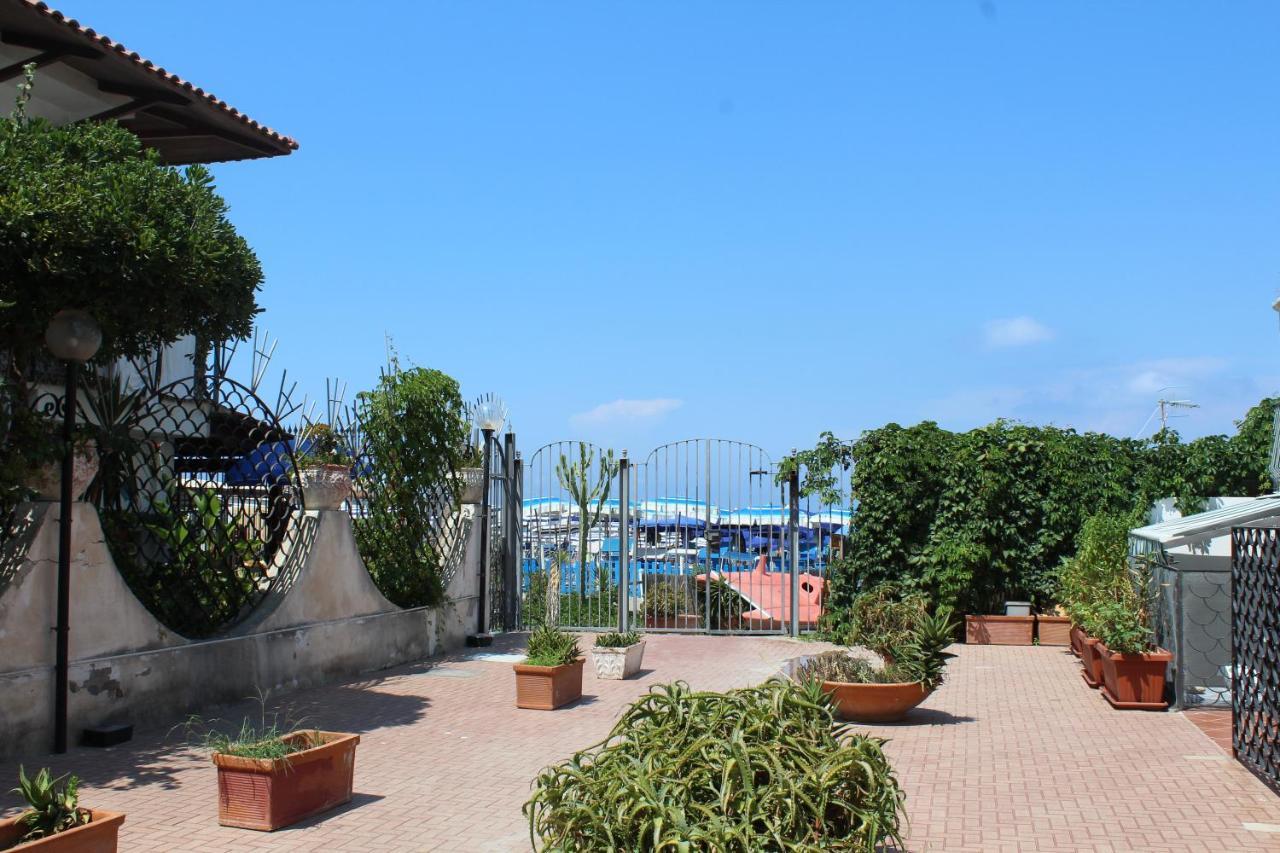 La Casa Ridente : Ischia Porto Apartment Bagian luar foto